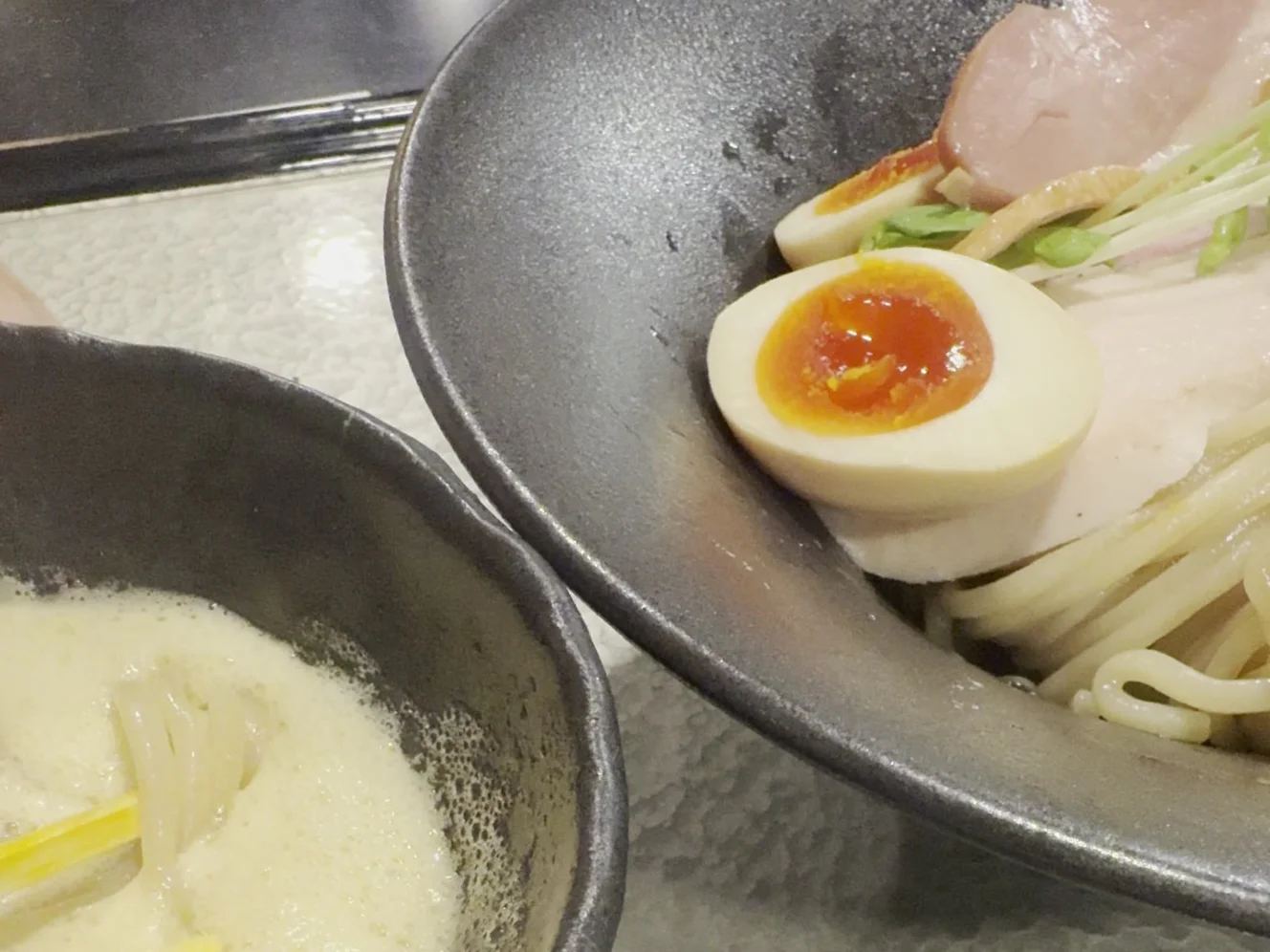 半分に切った味玉と、その奥に並ぶチャーシュー