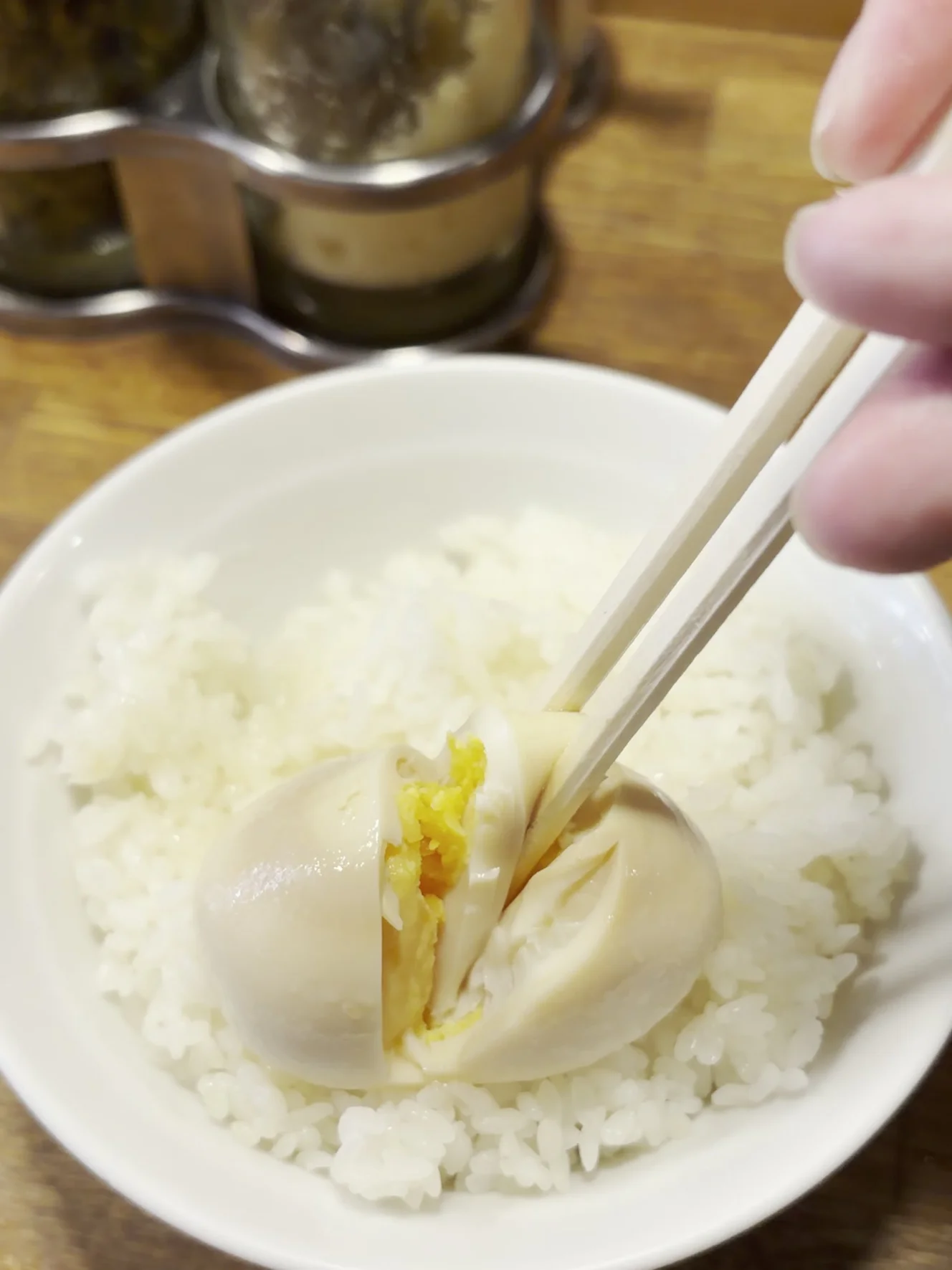 味玉をライスの上で割ったところ