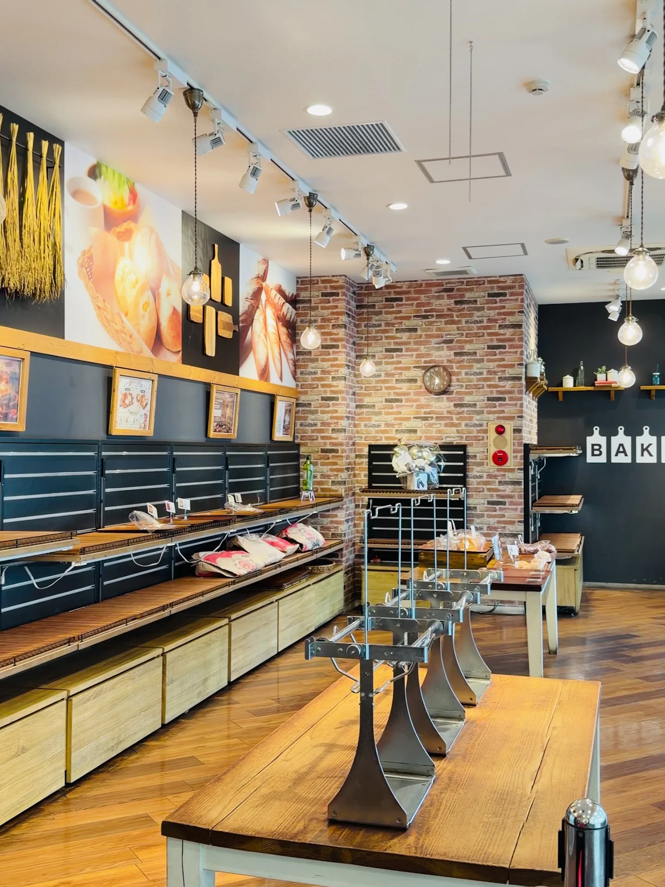 未来工房の店内。レンガの壁と木の棚が並ぶ