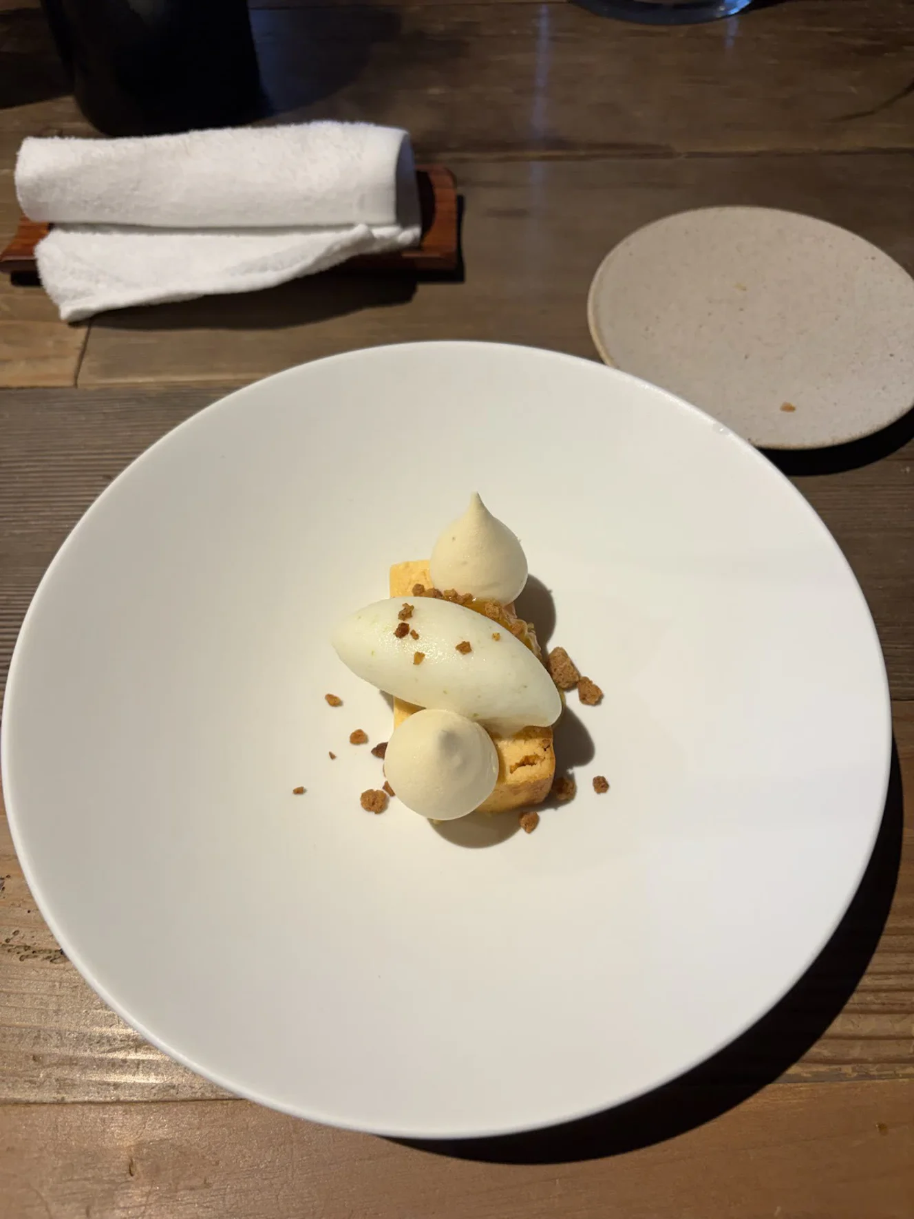 チーズケーキ。上にゆずシャーベットとメレンゲクッキーが載っている