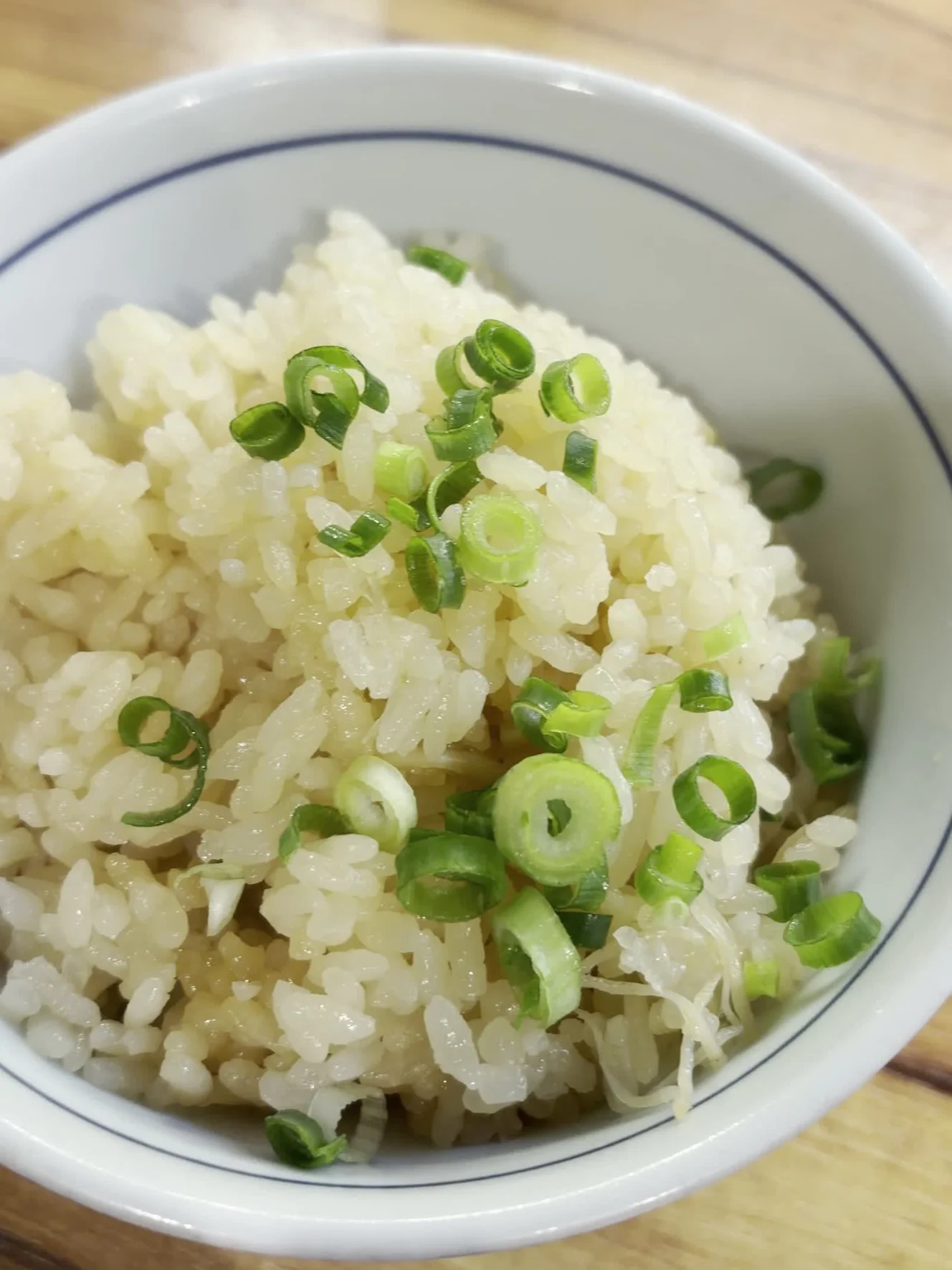 日替わりご飯300円。干貝柱とシイタケの炊き込み御飯の小鉢に青ねぎが載っている