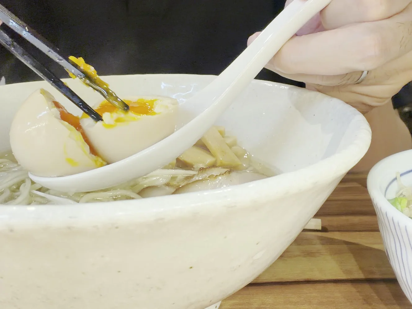 レンゲの上で割った味玉。黄身がとろりと残っている