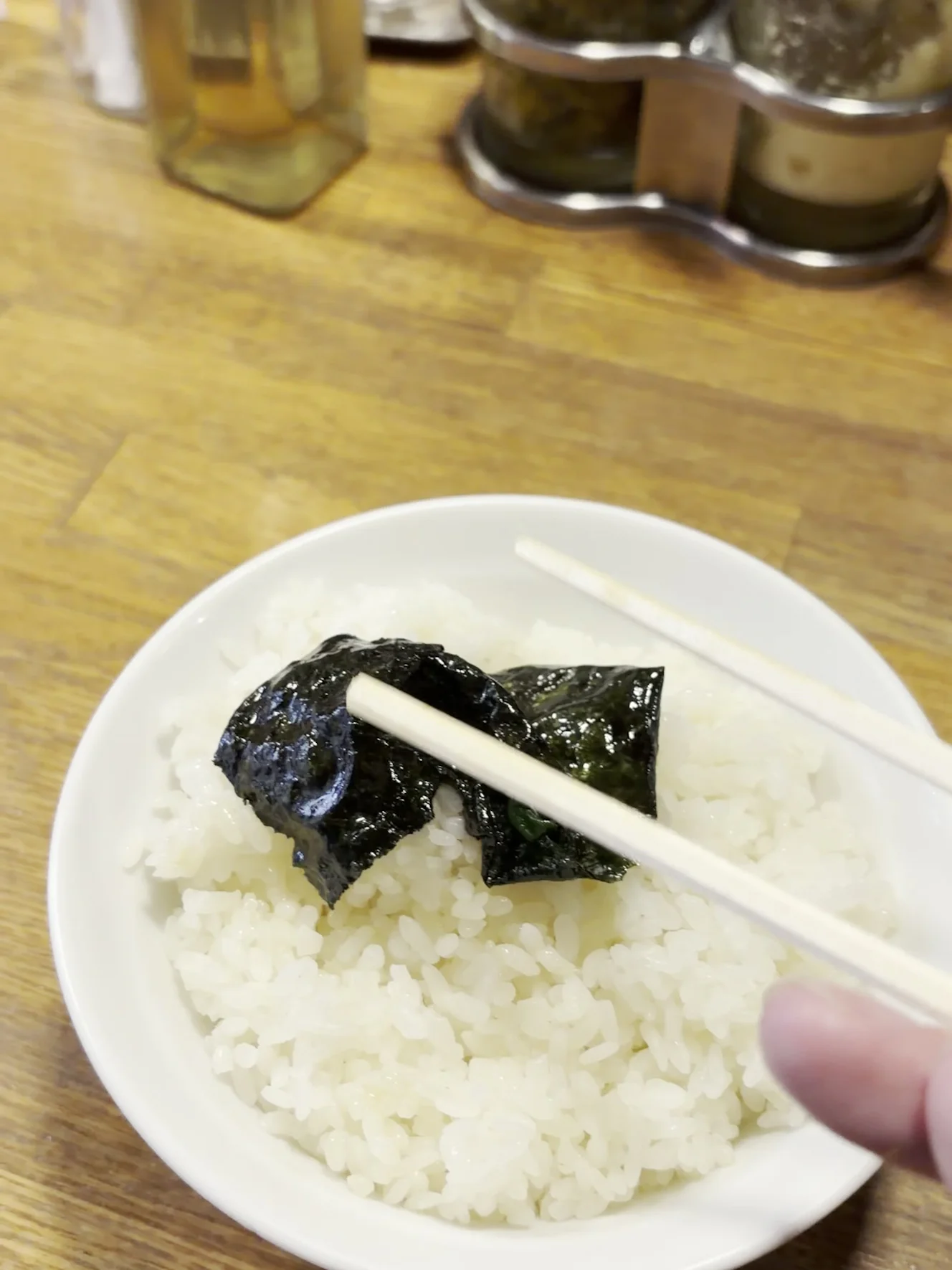海苔をライスに乗せて巻いたところ