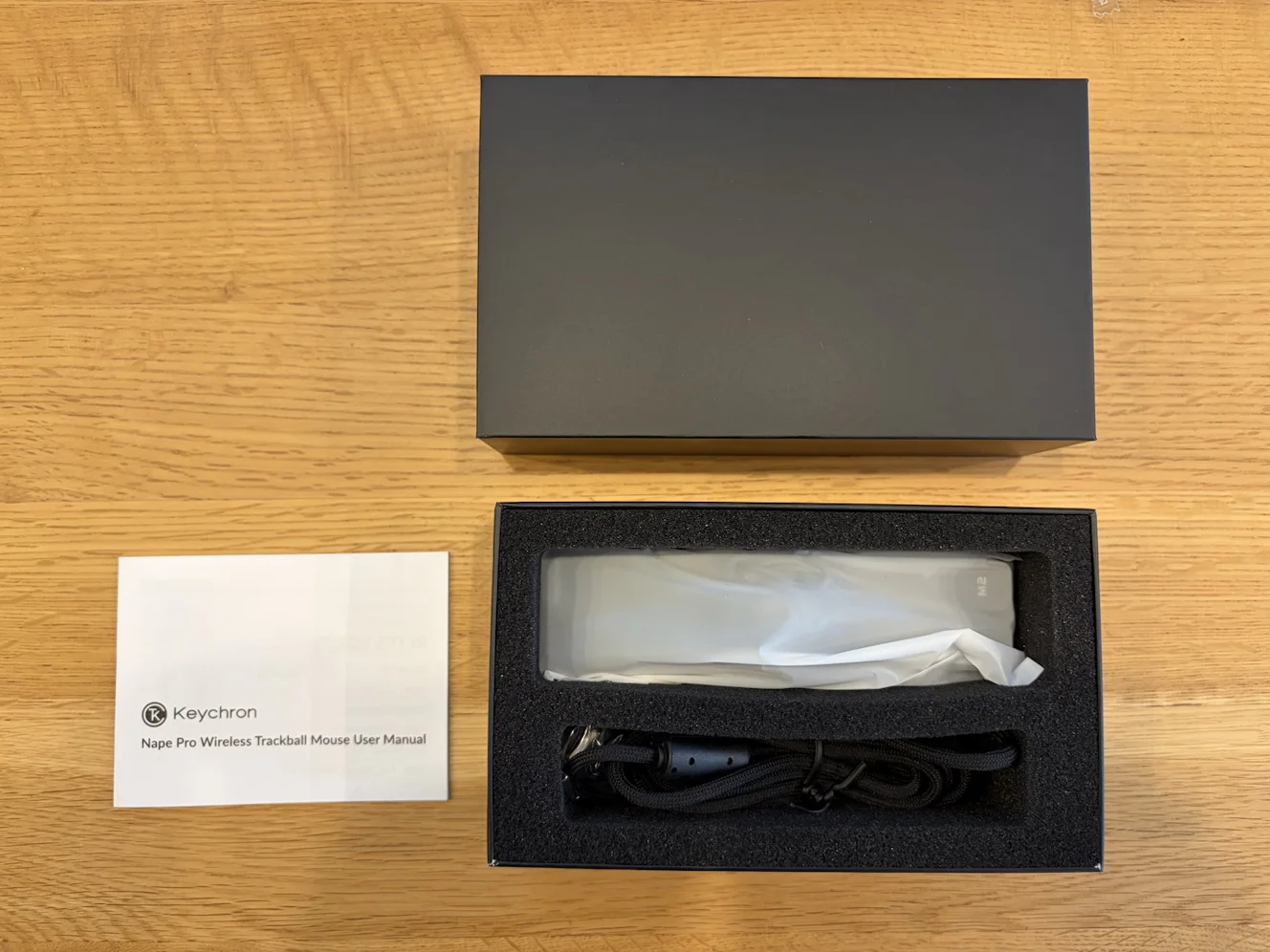 内箱を開けたところ。黒いスポンジの型抜きに本体とケーブルが収まっている