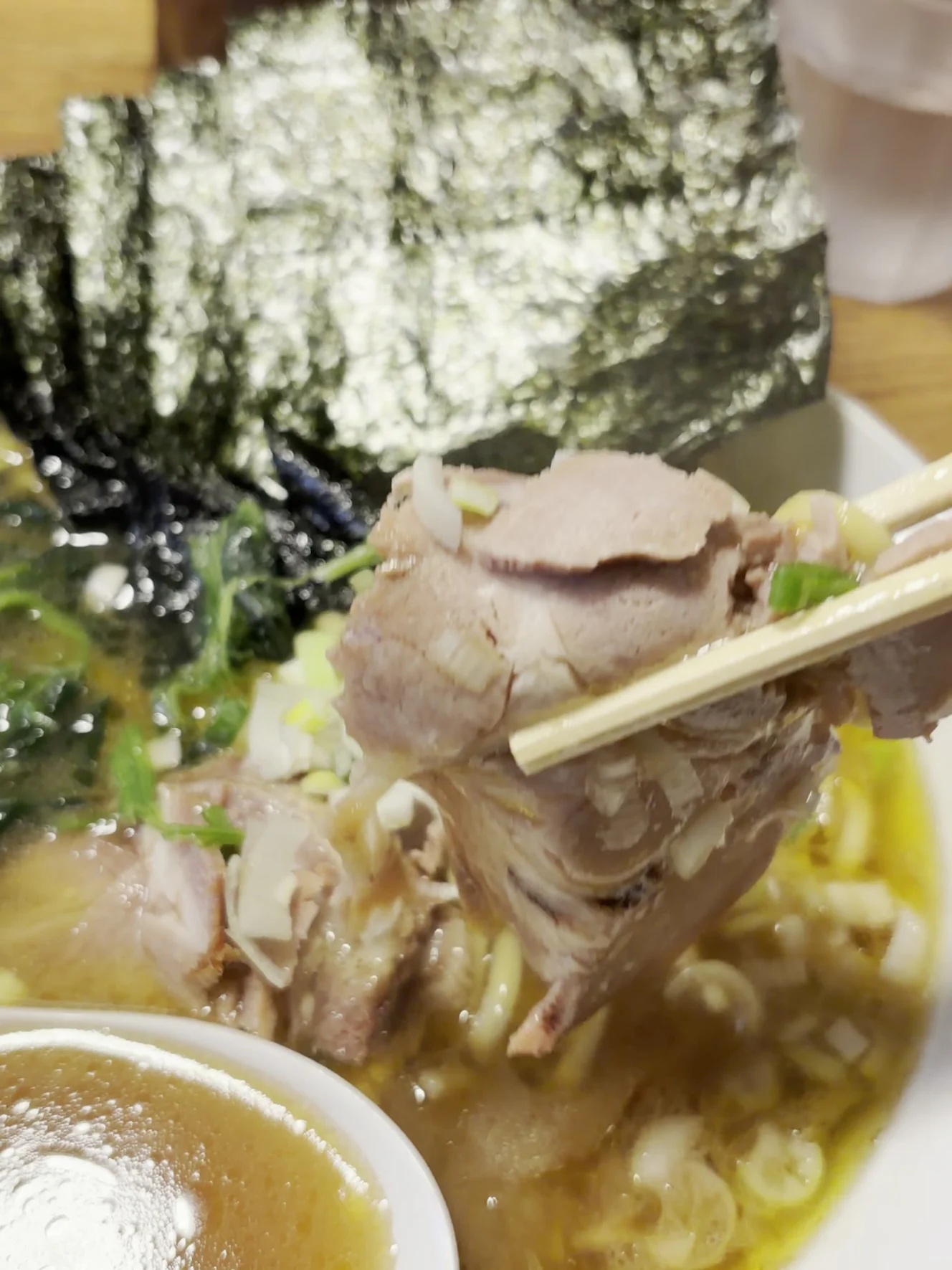チャーシュー。貼り紙によればモンタ麺には2枚