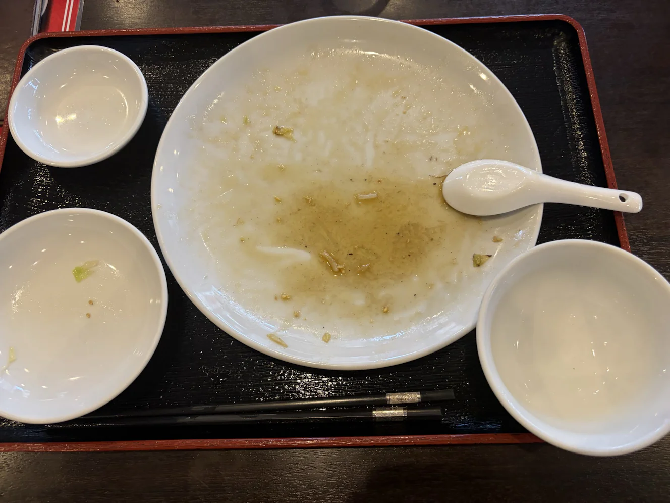 完食後のトレー。焼きそばの皿の底に油が残っている