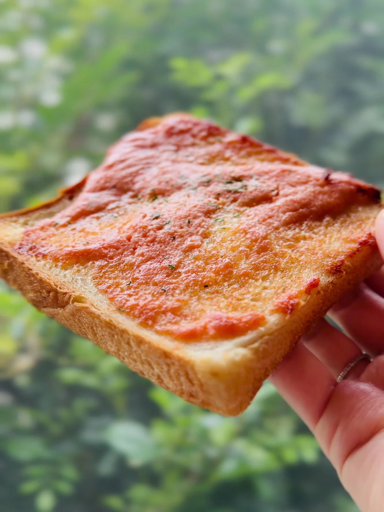 明太子。食パンの上に明太子がのっている