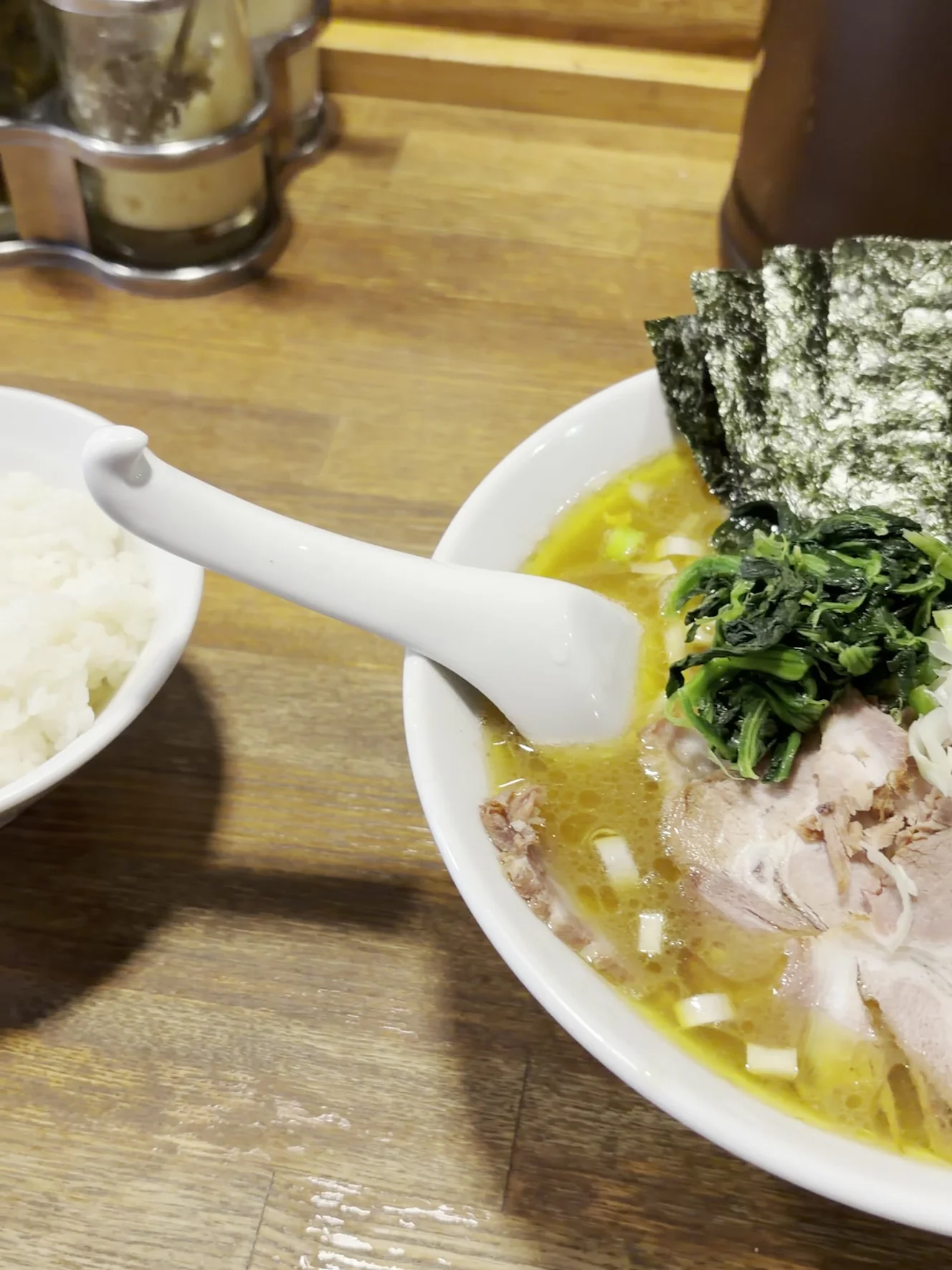 着丼。左が150円のライス