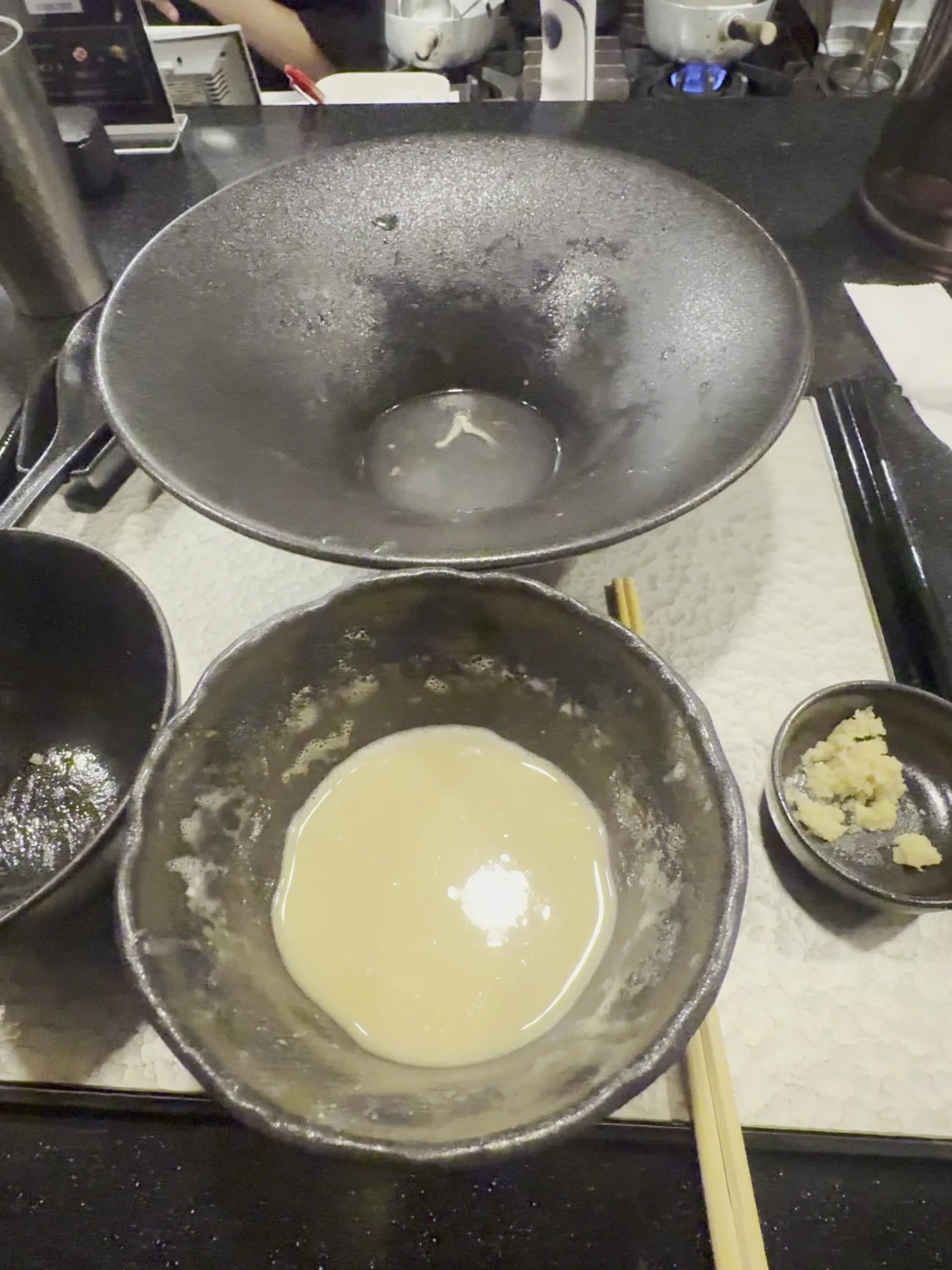 食べ終わったあとの膳。つけ汁は割らずに残り、しょうがは小皿に半分残っている
