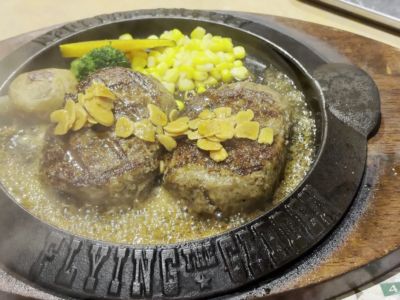 にんにくがゴロゴロ乗り、油が泡立つ鉄板