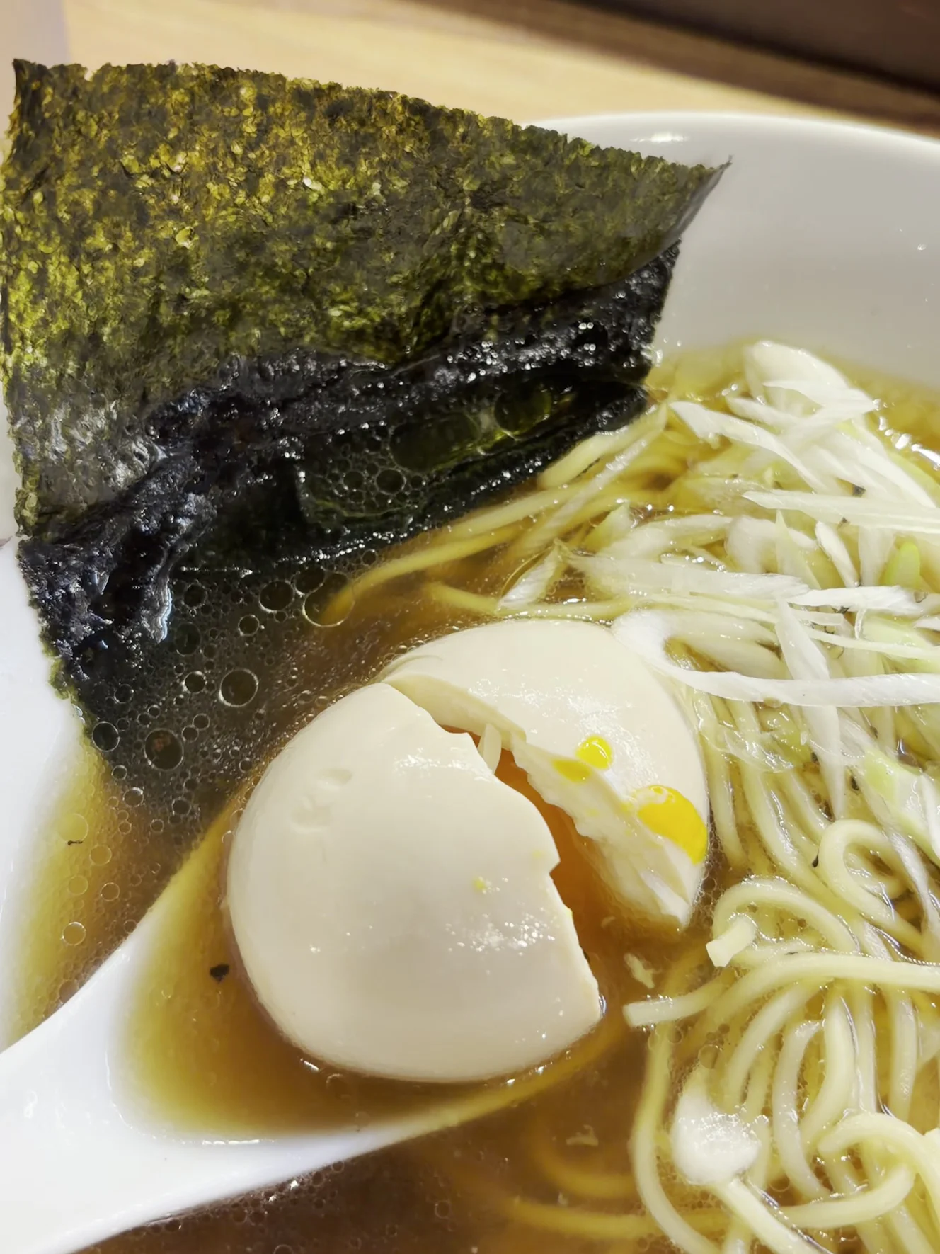 半分に割った味玉。黄身が固まりきらずに残っている