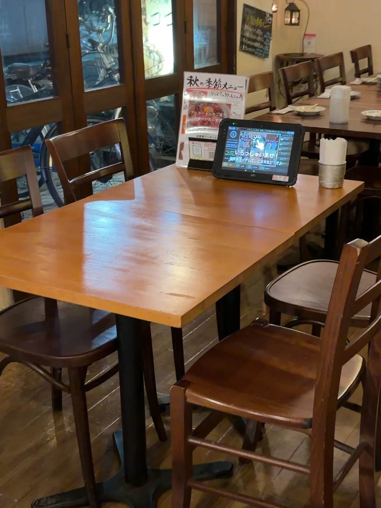 店内のテーブル席。席に注文用のタブレットが置かれている
