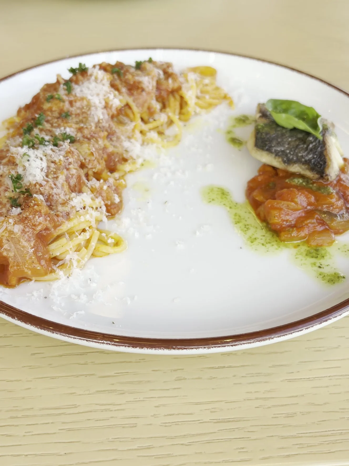 本日のパスタと魚料理プレート。トマトソースのパスタと、皮目を焼いた魚が1皿に盛られている