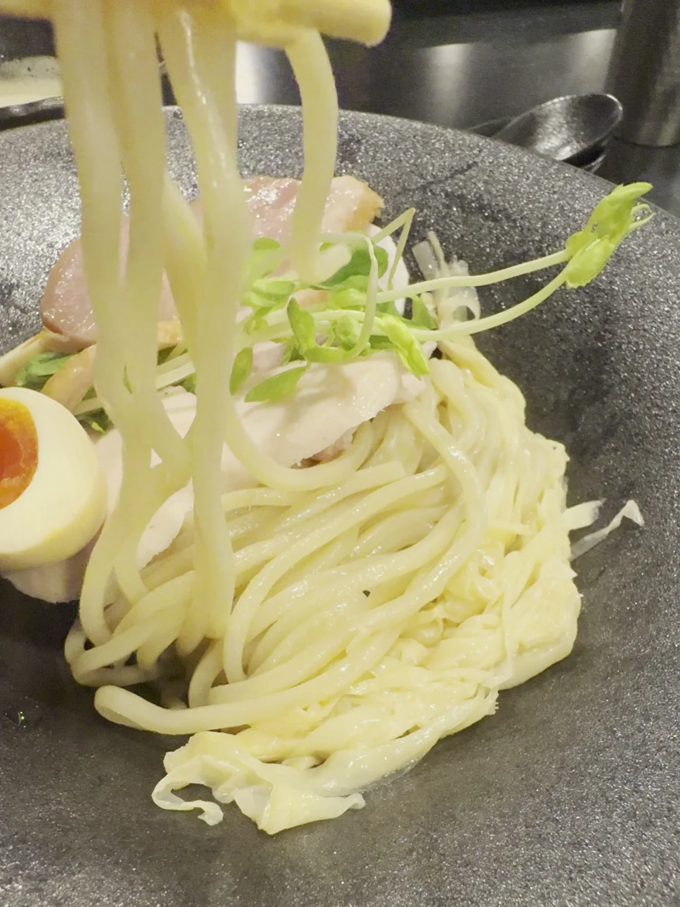 細麺ではなく、もちもちの中太ストレート