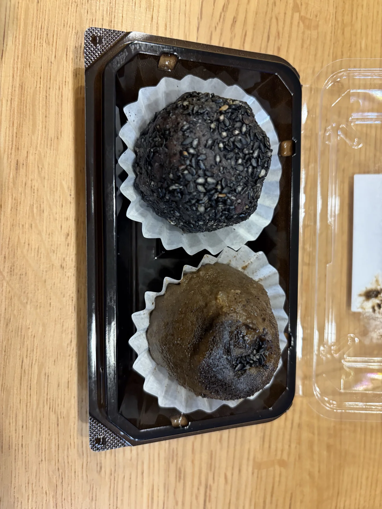 この日残っていたおはぎ2個を真上から。上が黒ゴマ、下がほうじ茶