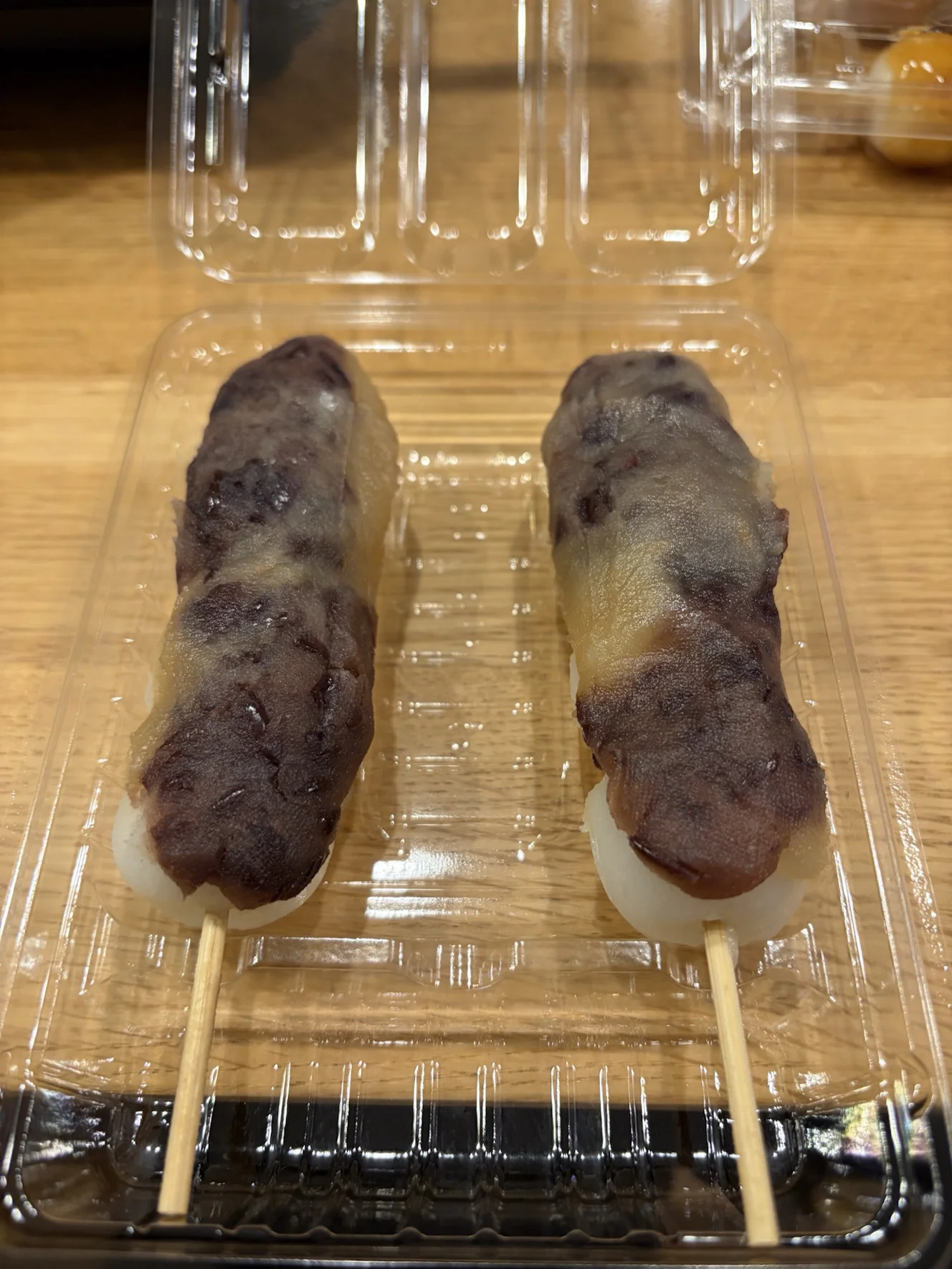 フタを開けた花塩団子。白い団子の上に塩あんが細長く乗っている