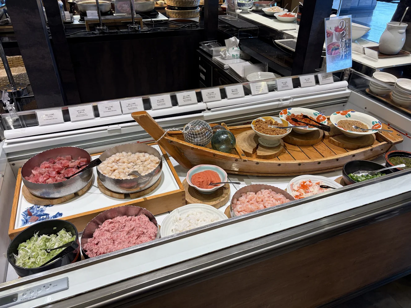 マグロやねぎとろが並ぶのっけ丼のコーナー