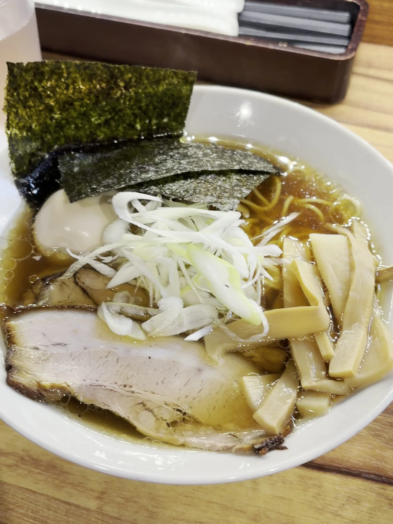 特製・醤油1,300円の丼。海苔と白髪ねぎ、チャーシュー、メンマ、味玉が澄んだスープに載っている