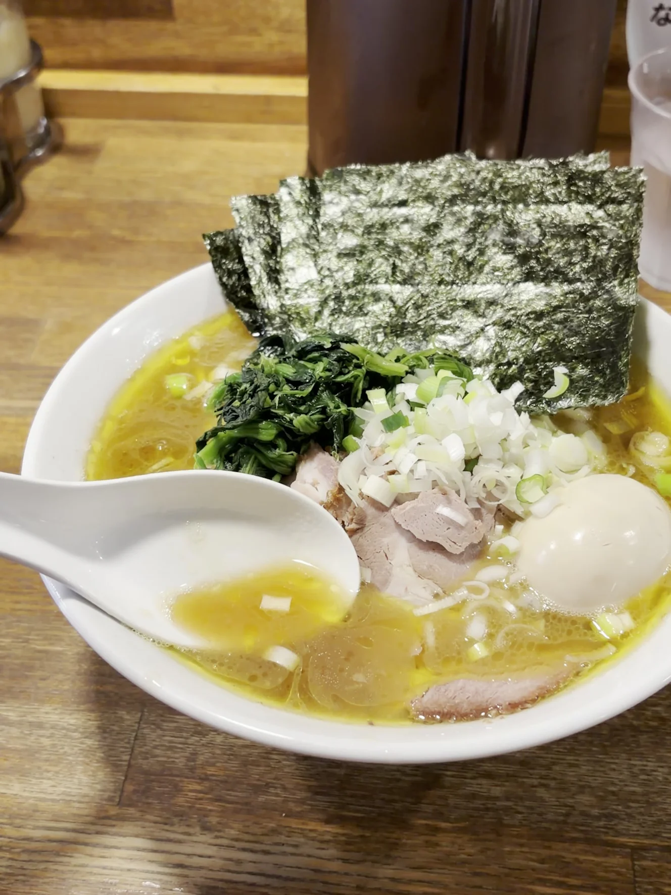 モンタ麺 中 1400円。海苔・ほうれん草・ネギ・チャーシュー・味玉がのる