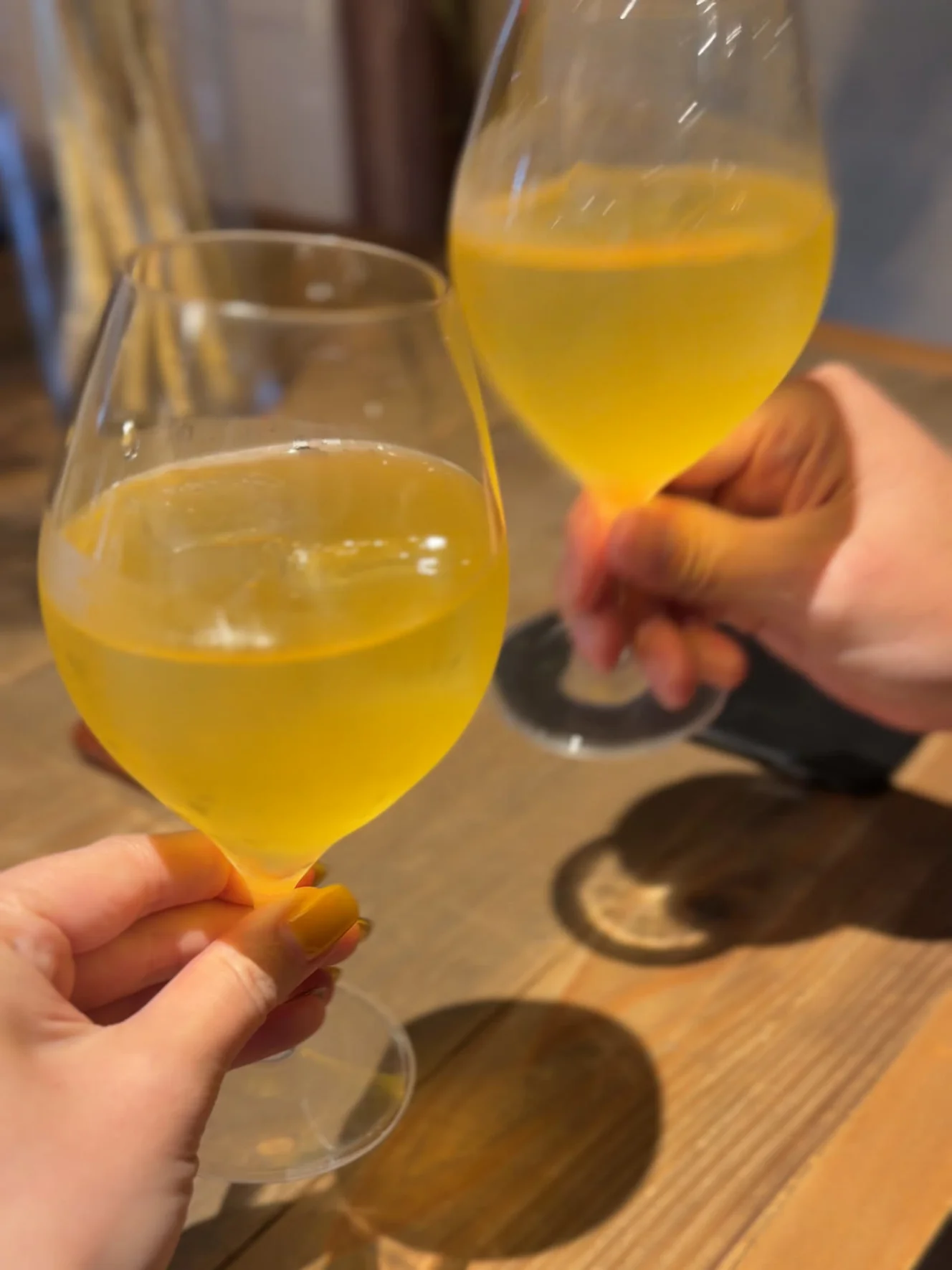 ワイングラスに注がれた緑茶で乾杯
