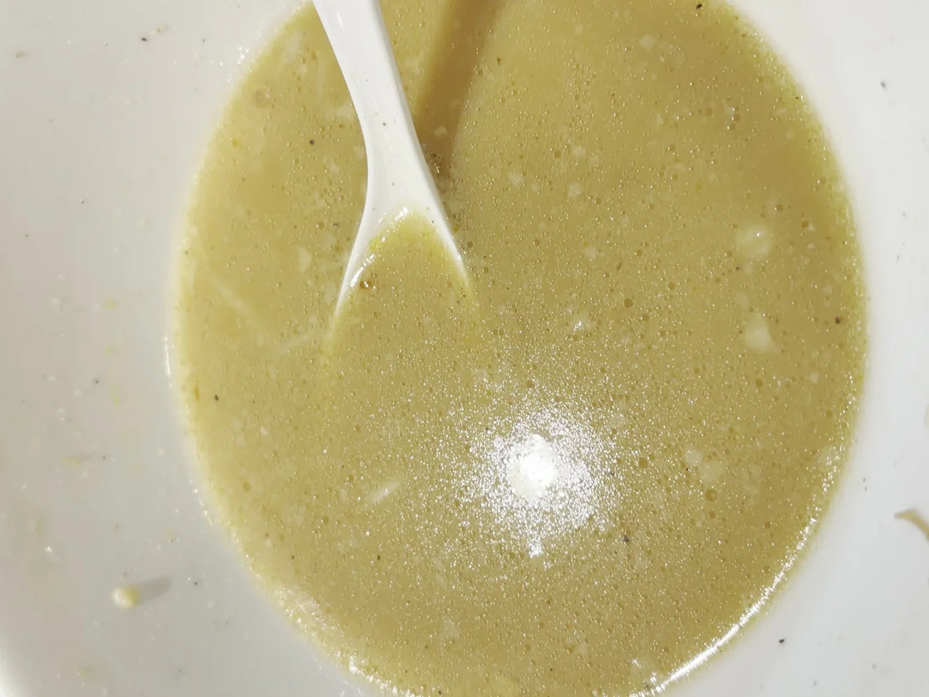 完食後の丼。麺ともやしは無くなり、スープだけが残っている