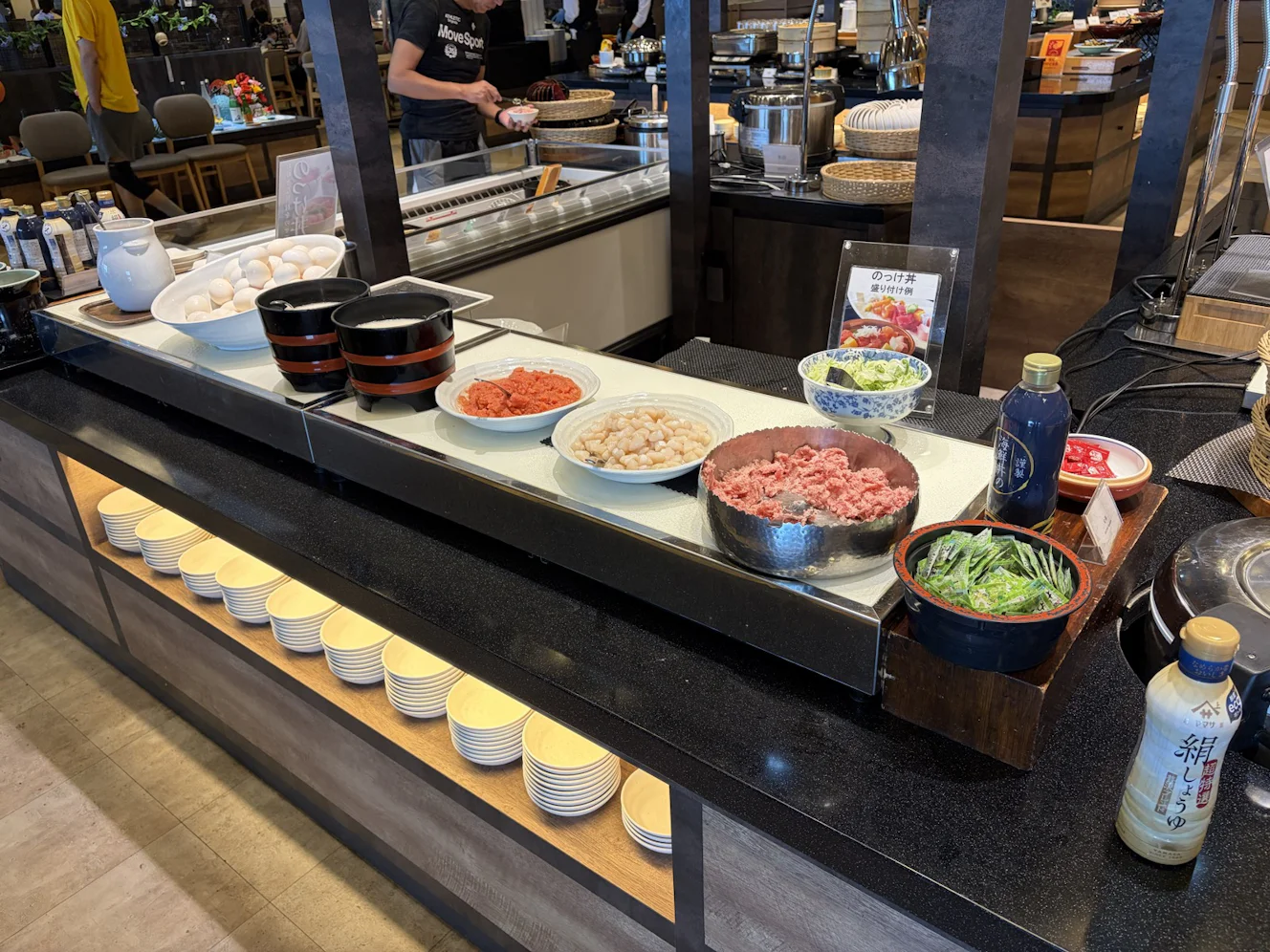 のっけ丼の具材が並ぶ朝食コーナー