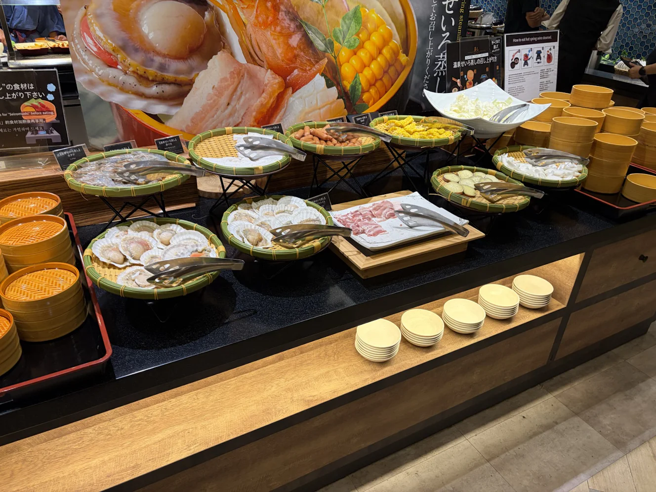 刺身や小鉢が並ぶ夕食バイキングのコーナー
