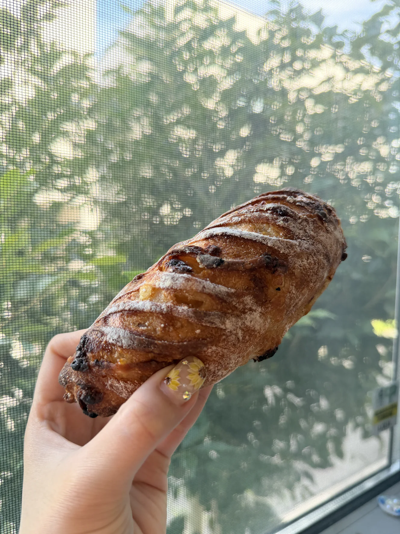 ゴロゴロパインのパン。細長い形状で表面に打ち粉がまぶされ、カラメル状の斑点が見える