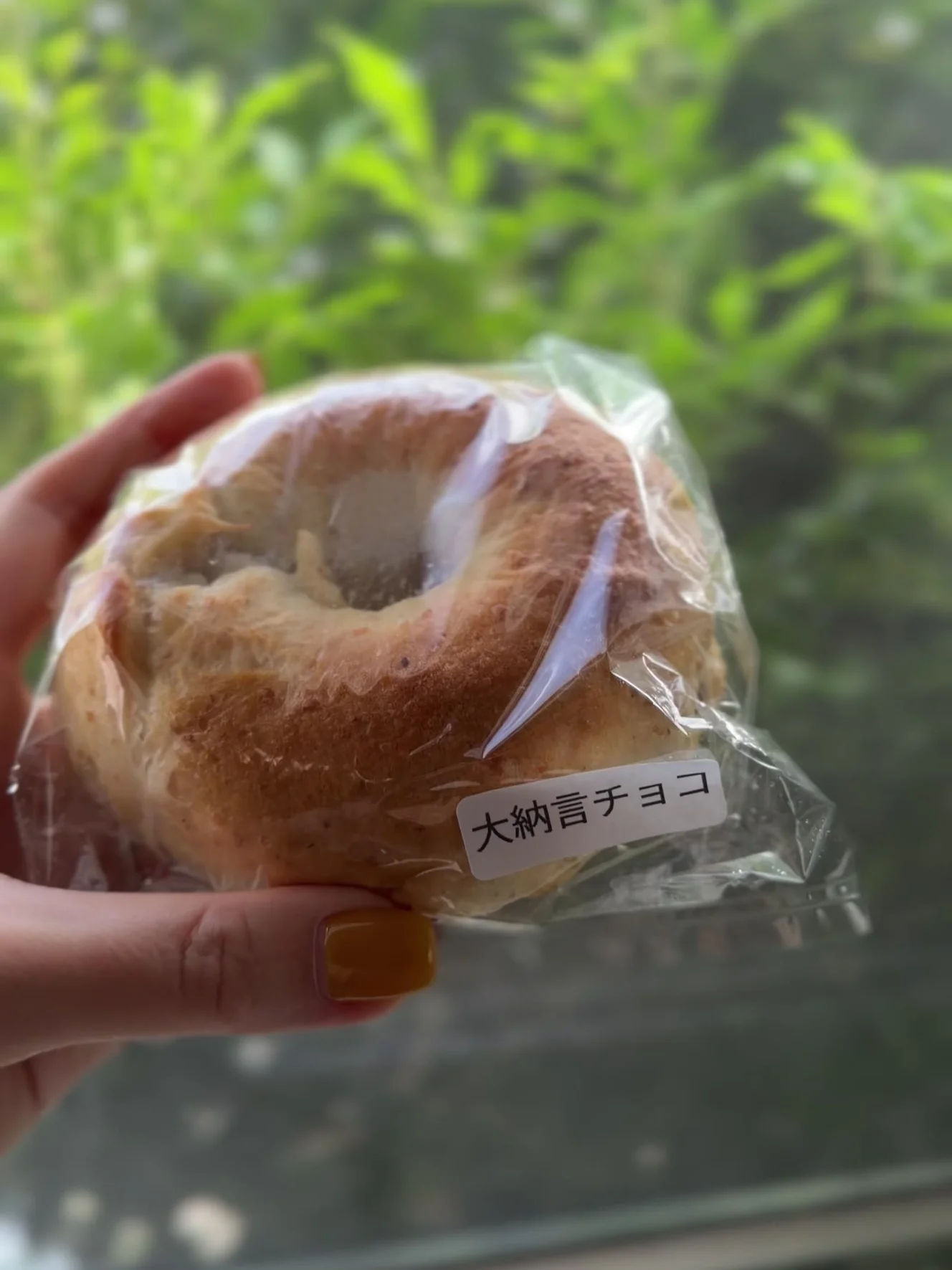 袋入りのベーグル、大納言チョコ。袋にラベルが付いている