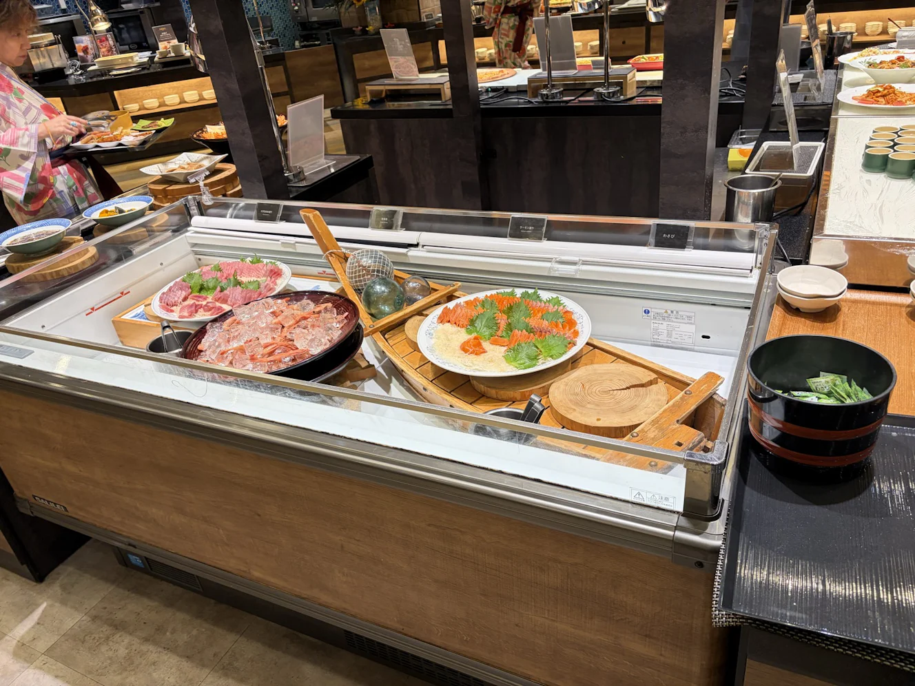 夕食バイキングの料理が並ぶカウンター