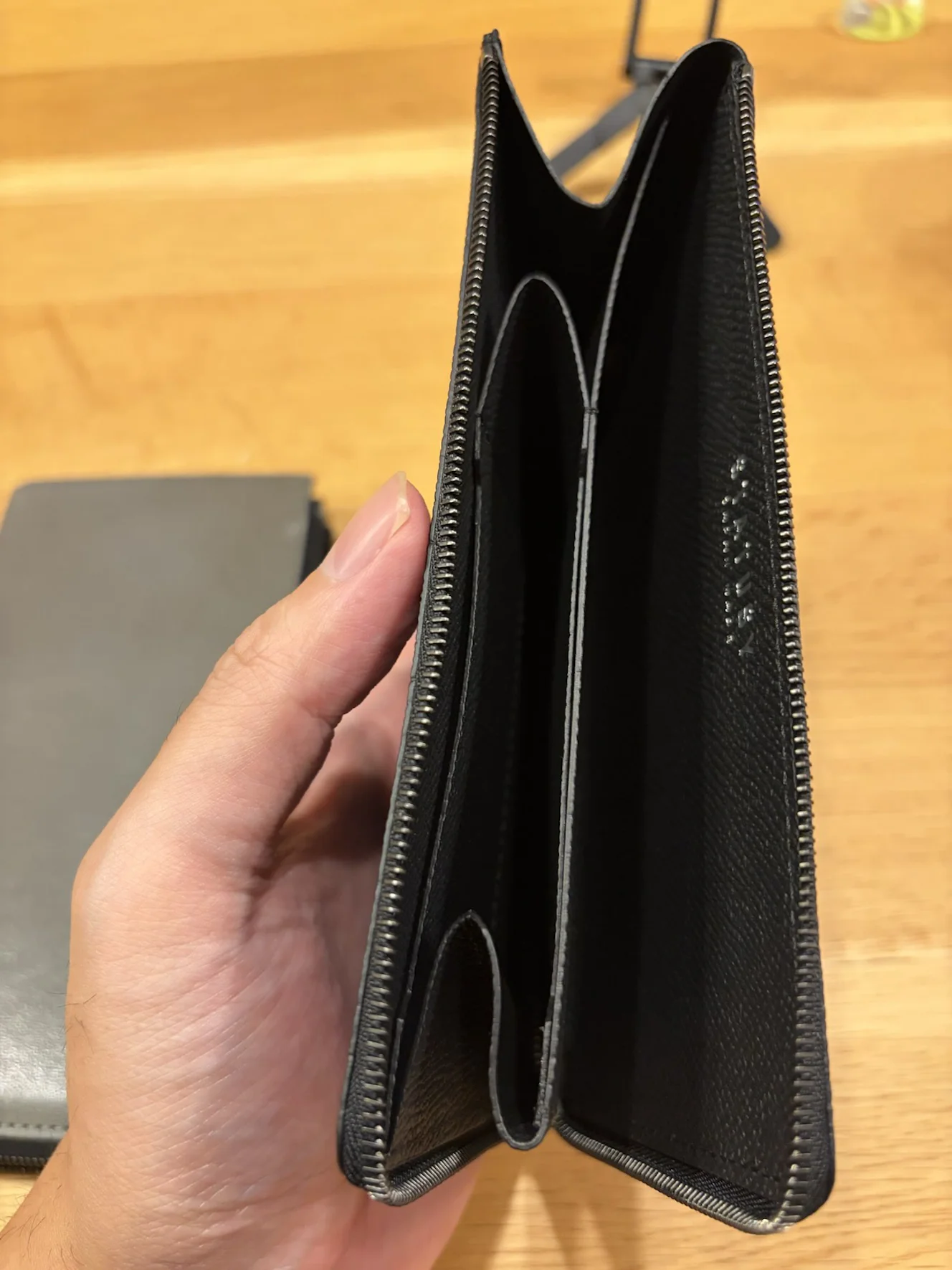 Premium ブラックを開けた内側。内装は黒でそろえてある
