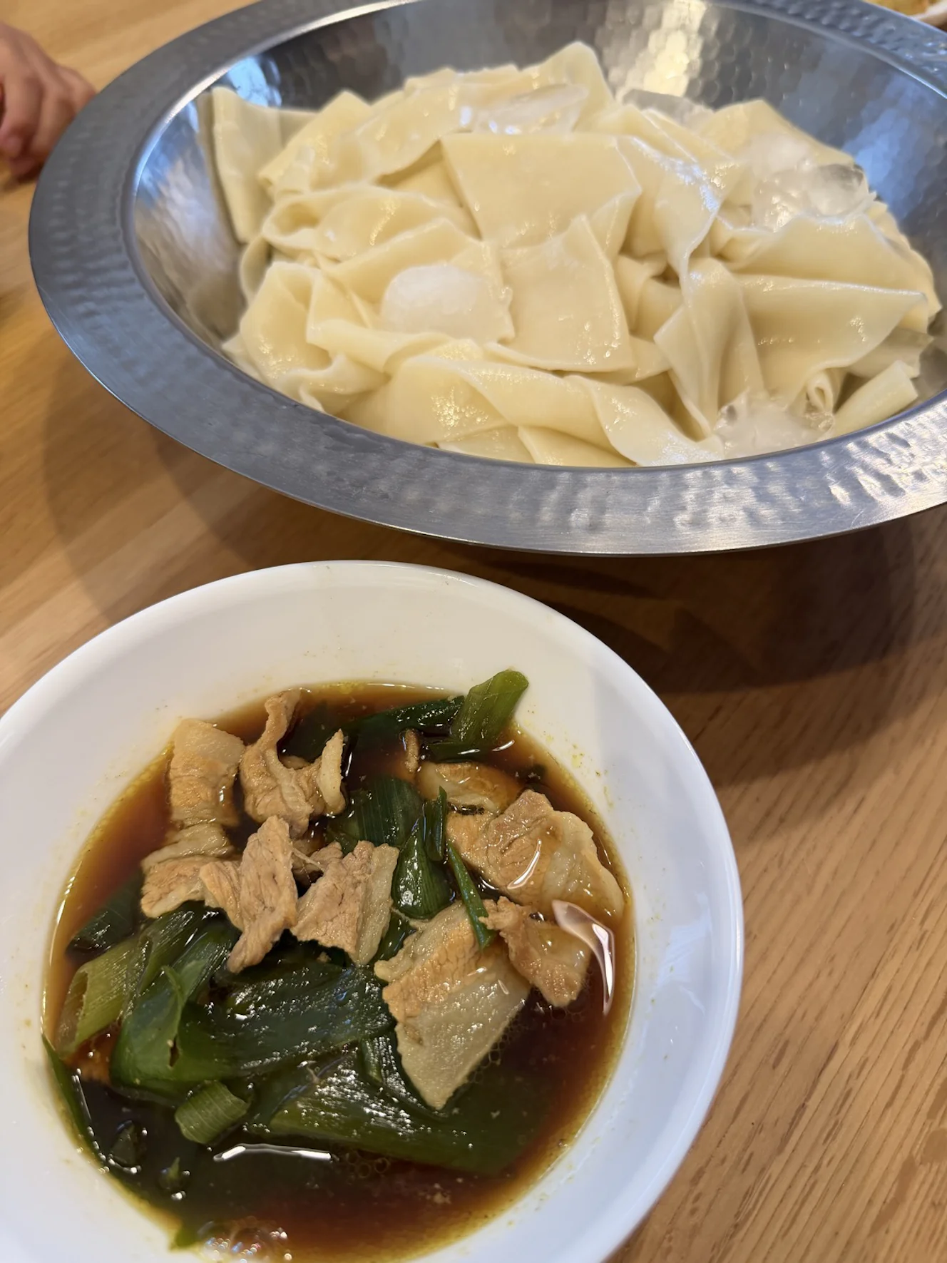 皿に盛ったひもかわうどんとカレーのつけ汁