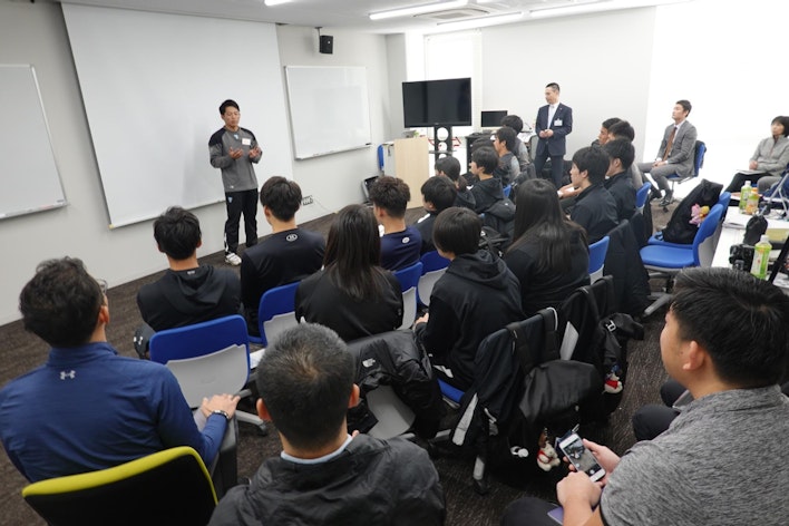 自分自身のビジョンについてプレゼンテーションする学生