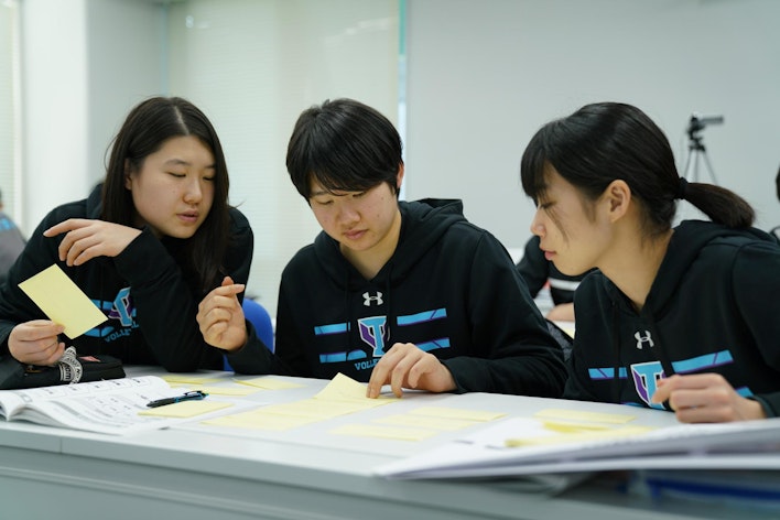 ビジョンについてディスカッションする学生