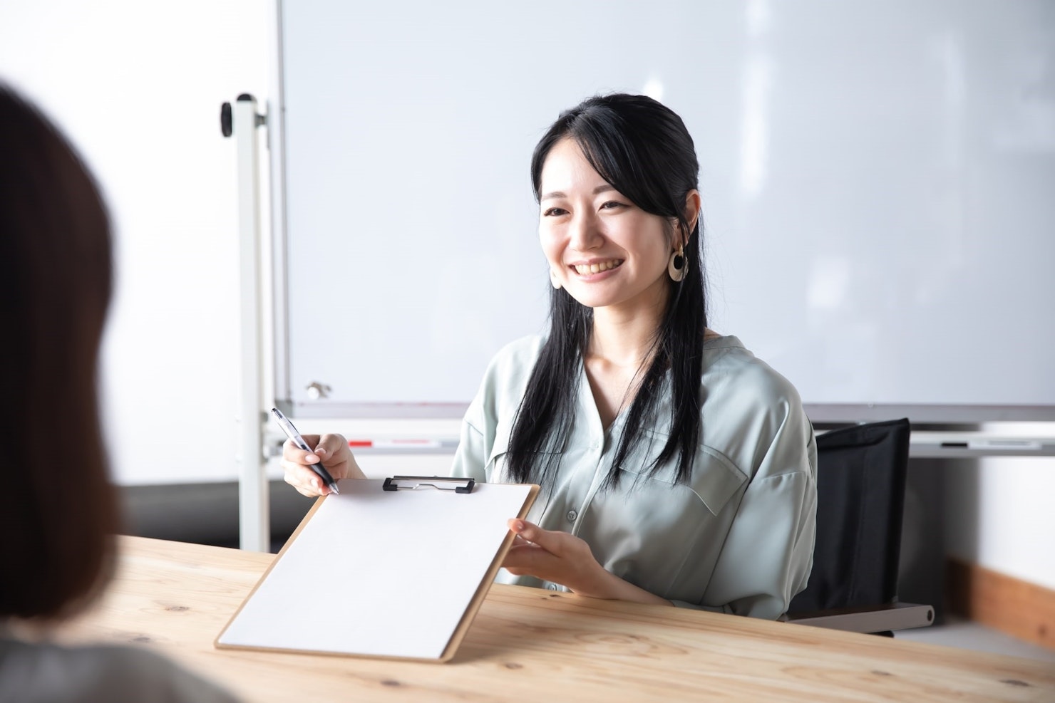 ペンとボードを持った女性