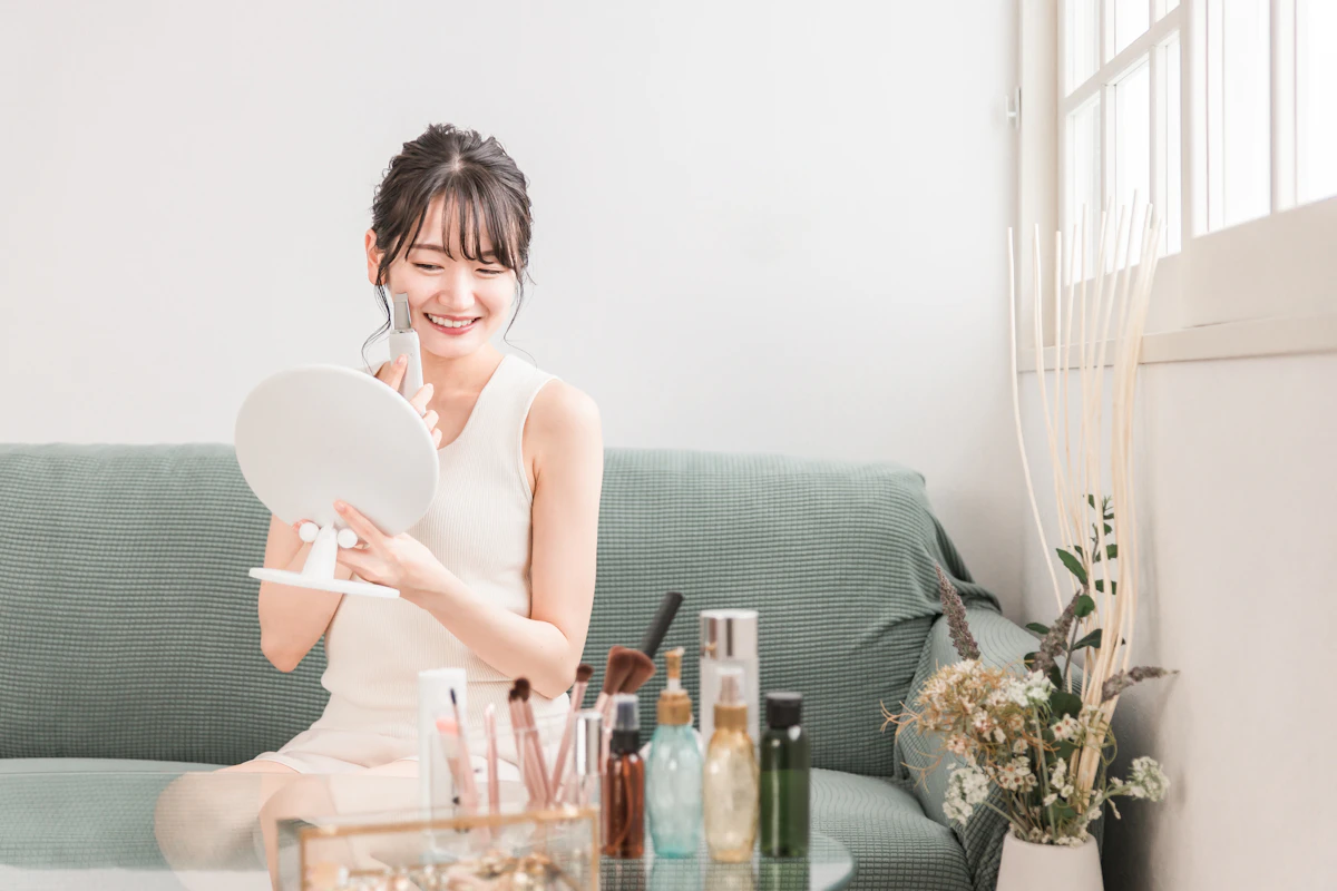 皮脂が多い人がやりがちなNG習慣7選|毛穴開き・テカリ・メイク崩れの原因とは?