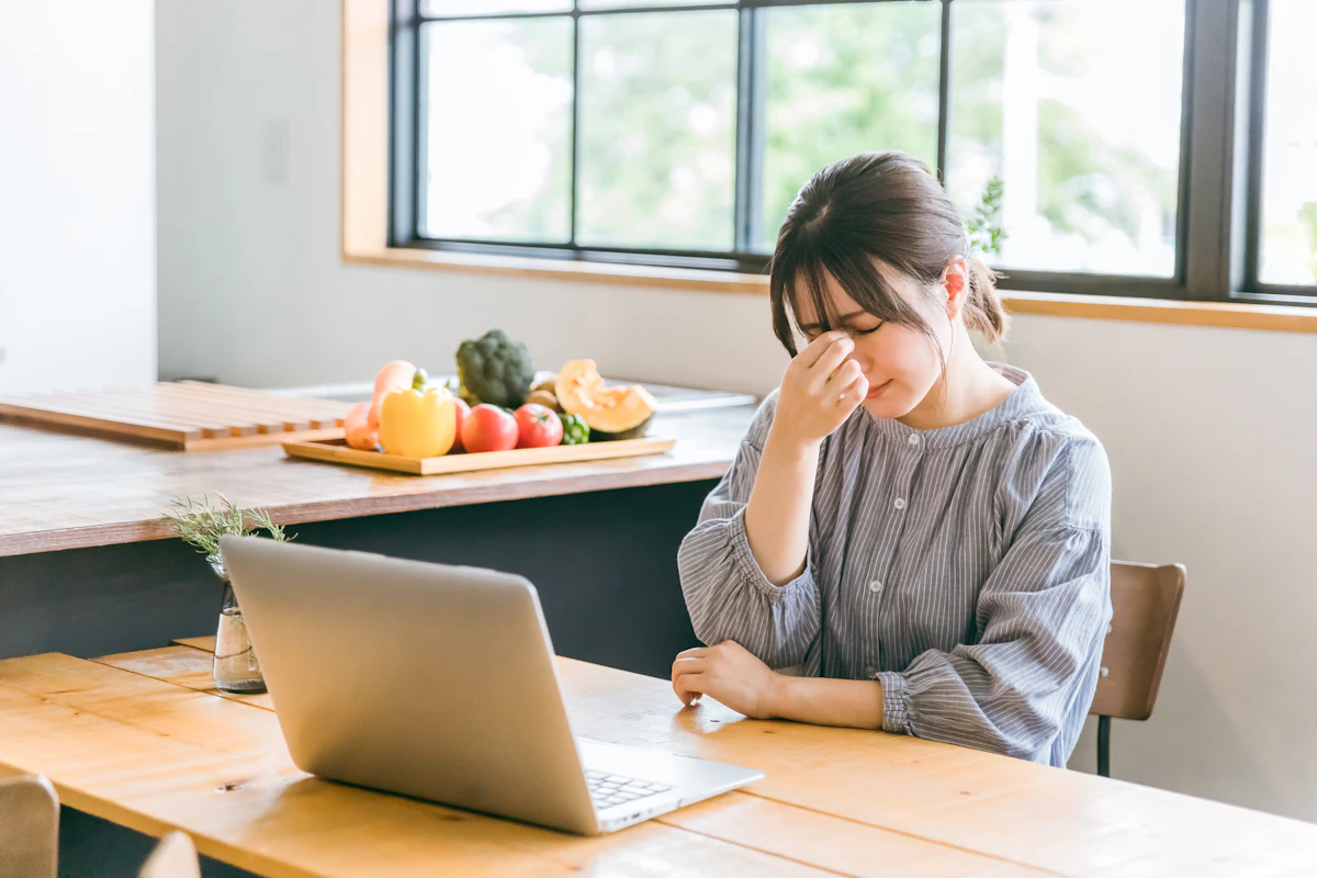 ブルーライトは肌に悪い?シミ・たるみの原因と今すぐできる対策