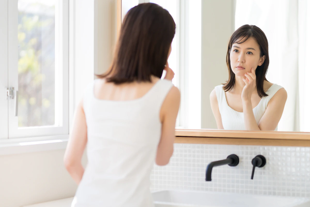 ビニール肌の原因と改善方法|テカリとの違いと正しいスキンケア