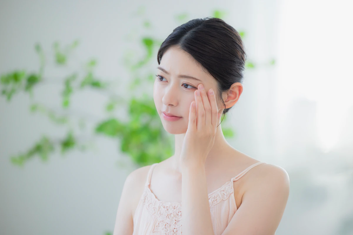疲れると顔がくすむ原因とは?透明感ケアに取り入れたいインナーケアの考え方