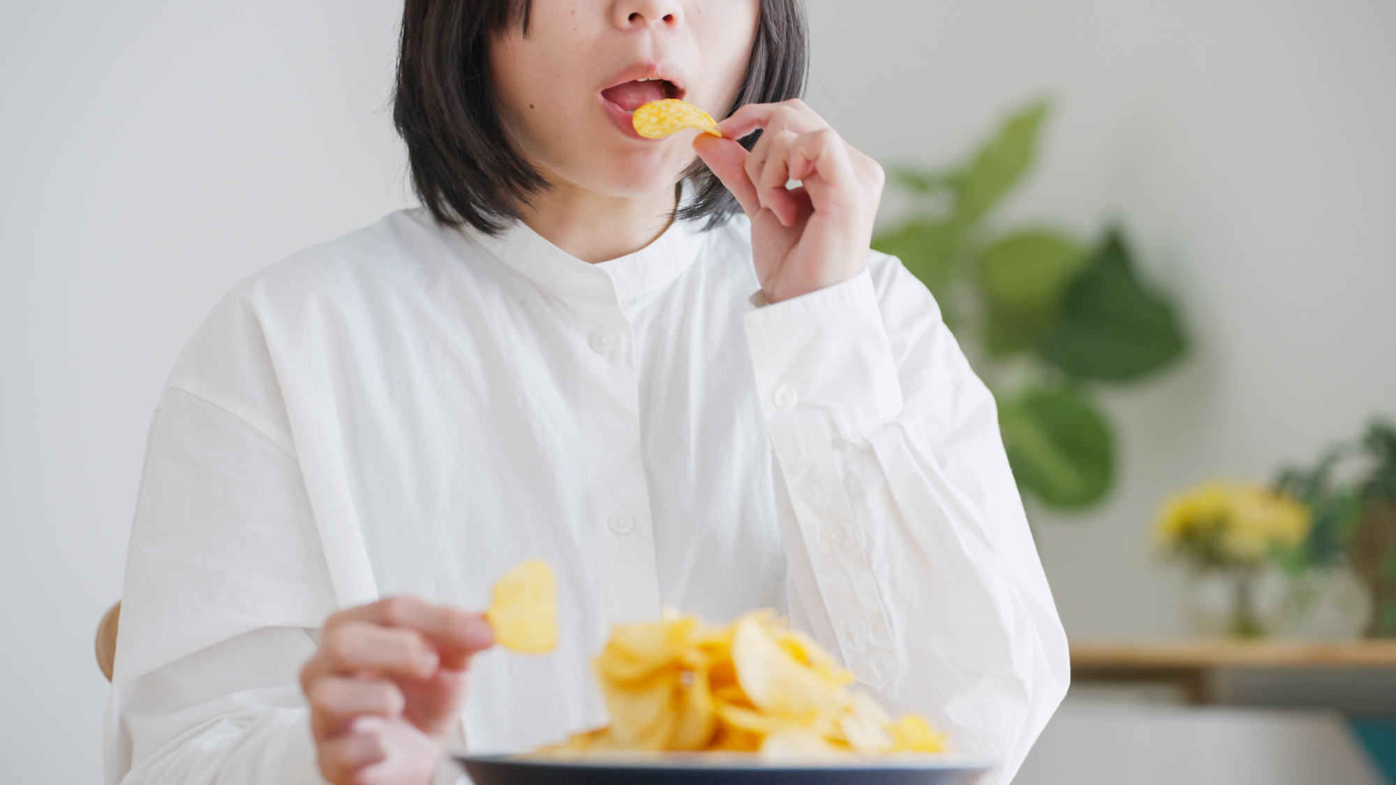 お菓子を食べる女性