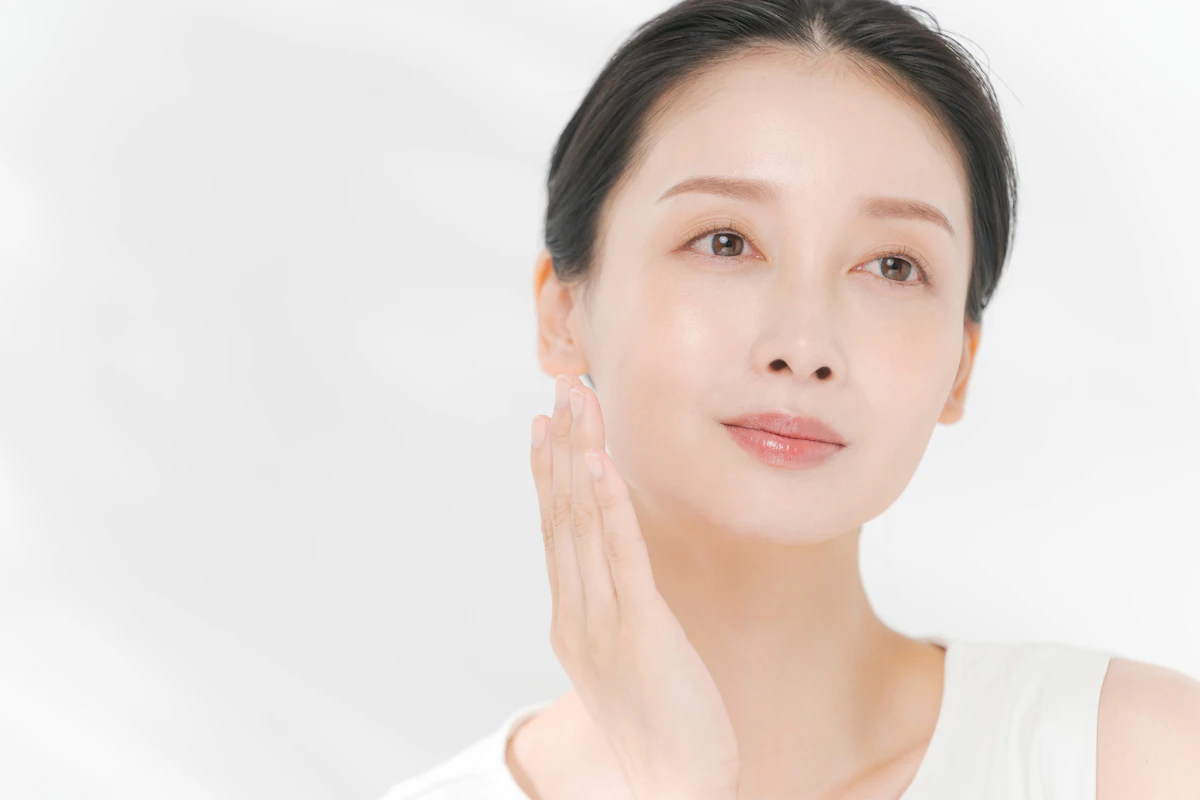 NMNとは?期待できる効果・ハリツヤ改善・代謝アップの仕組みを分かりやすく解説【安全性も紹介】