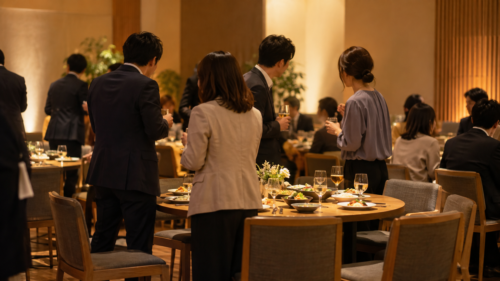 送別会で席を移動して話す参加者