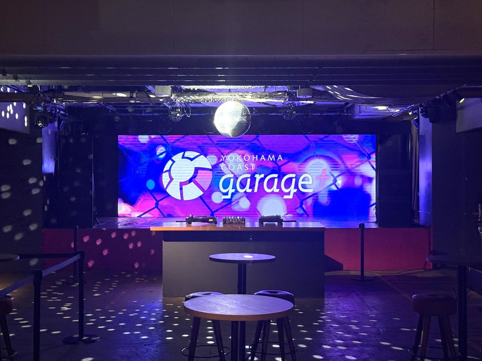 YOKOHAMA COAST garage+ の本格ステージと大型LEDビジョン