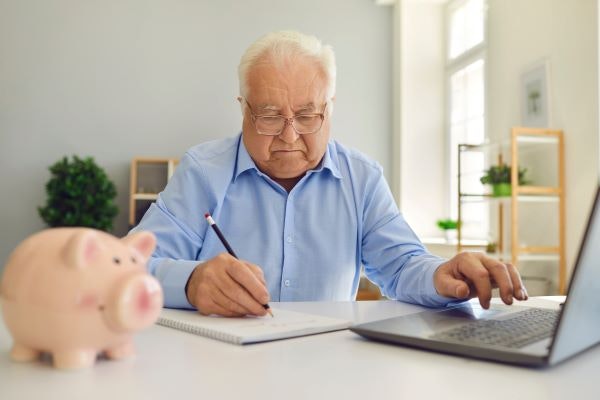 仕事をしながら受け取る老齢厚生年金はいくらもらえる？個人年金保険との関係性
