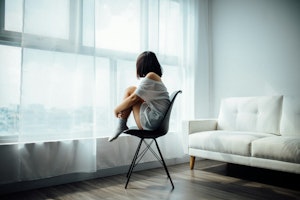 うつ病で働けなくなったら…給付金などの公的制度や保険などで備える対策方法を解説
