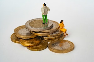 夫婦間でも贈与税に注意！口座移動や保険金の受け取りなどケース別に解説