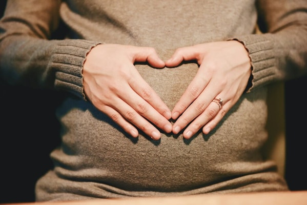妊娠中でも保険に加入できる？妊娠中にかかる費用や妊娠中に検討したいおすすめの保険を解説