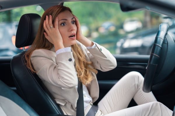 他人の物を壊したら対物賠償責任保険、自分の車の修理は車両保険で補償される
