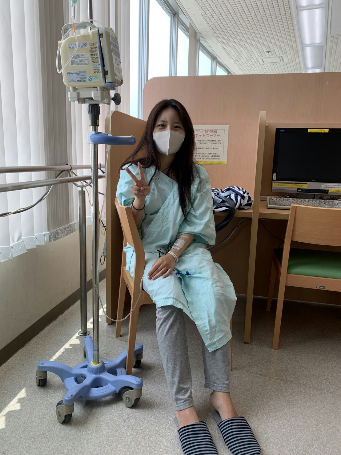 点滴をつけた入院中の橋本さん