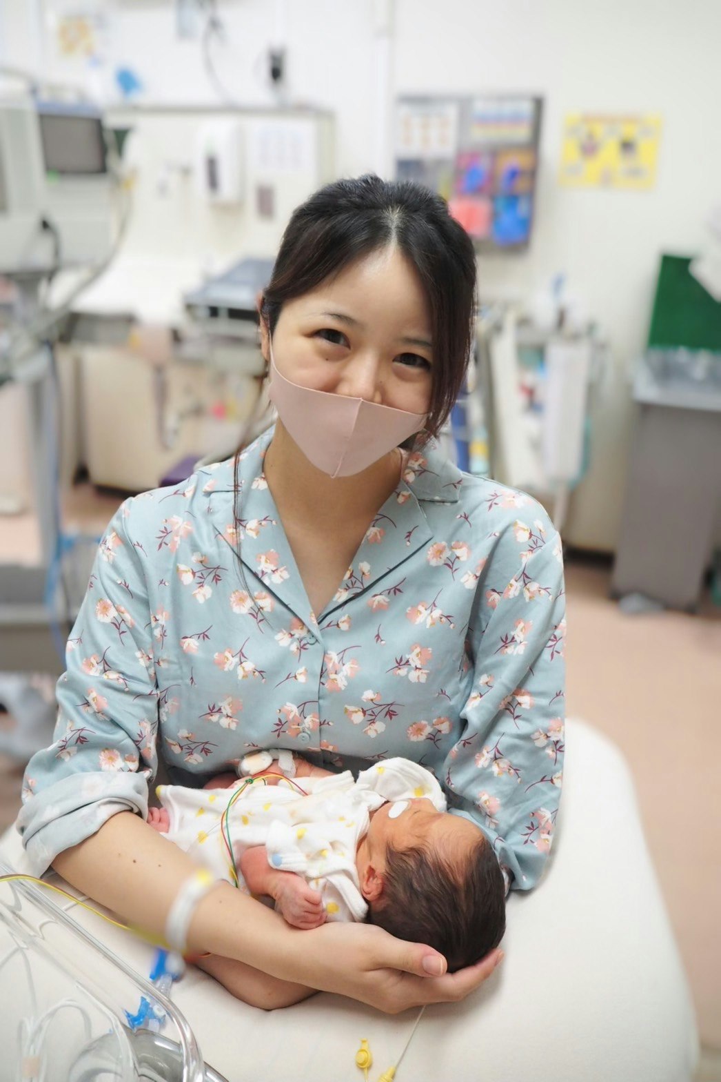 出産直後にお子さんを抱く橋本さん
